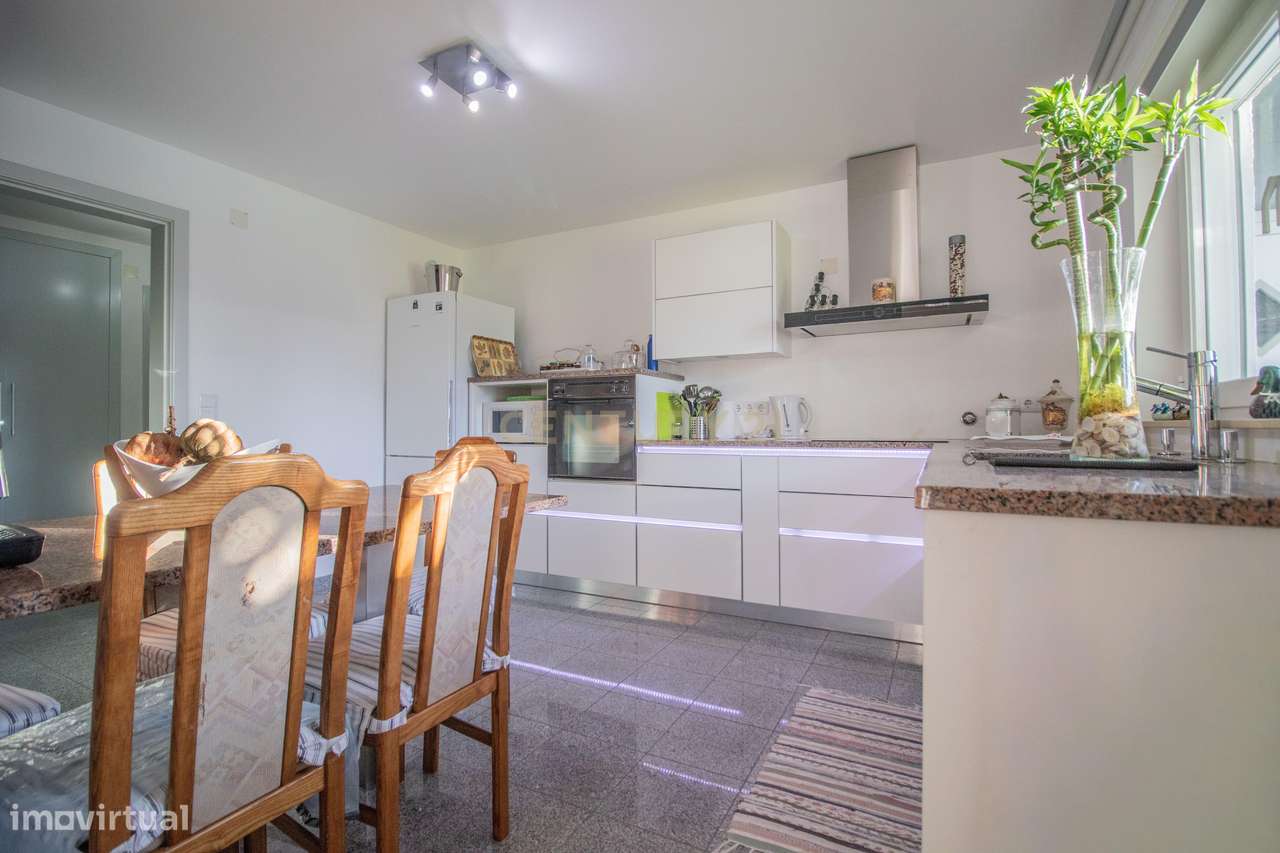 Moradia com piscina, terreno e anexos em Vieira de Leiria e a 2km da p-18