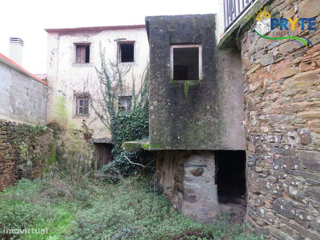 Moradia T6 com três pisos em alvenaria de pedra de xisto - Grande imagem: 4/22