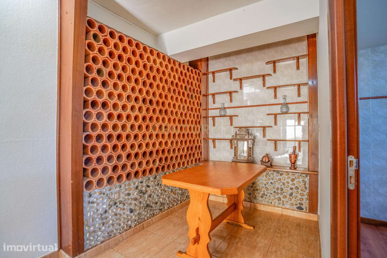 Moradia Bifamiliar com 2 Armazéns de Grande Dimensão-28