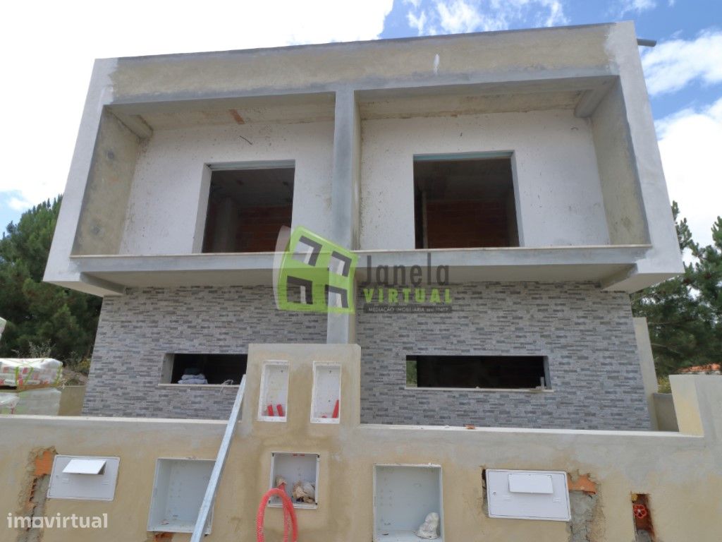 Moradia Geminada Triplex T3, em const...