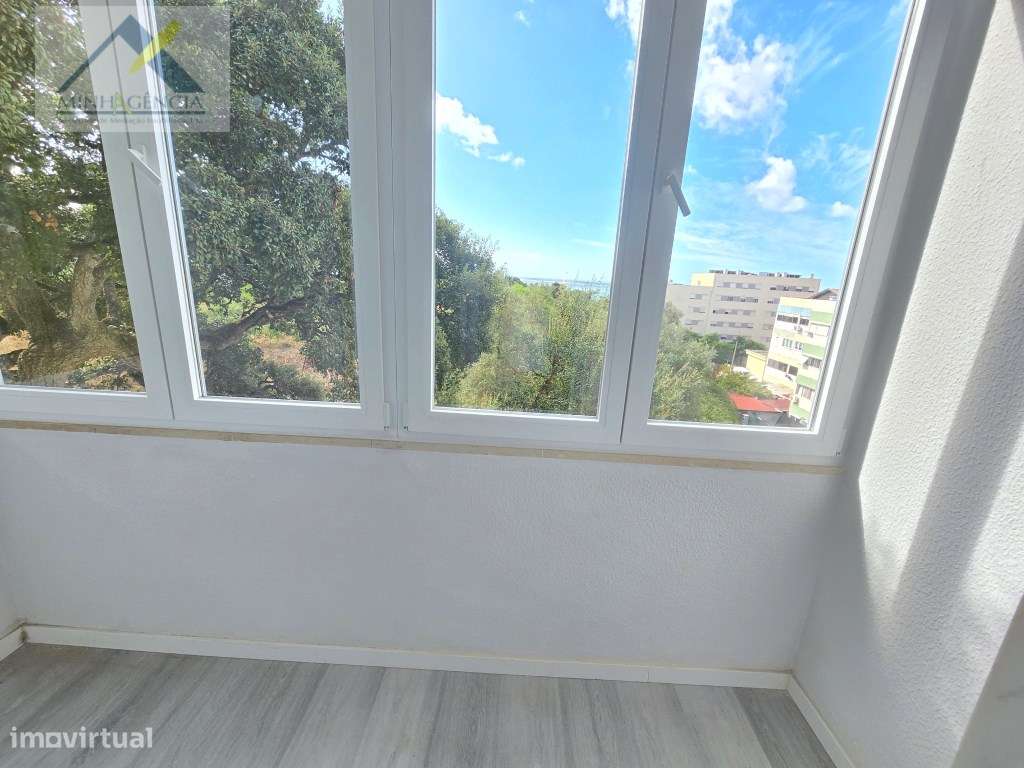 Apartamento T2 remodelado com arrecadação em Setúbal-10