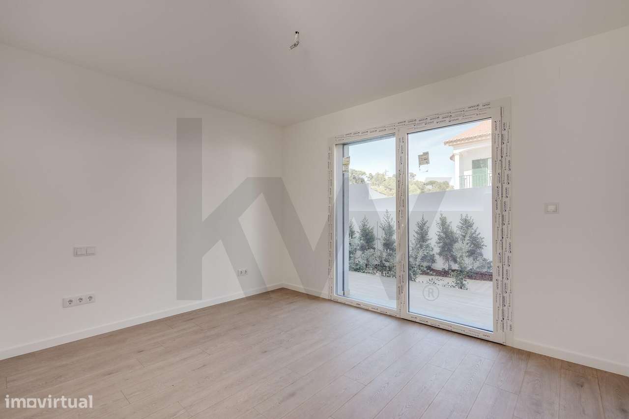 Moradia T4 (+1) em Condomínio Fechado em Cascais com jardim e piscina-13