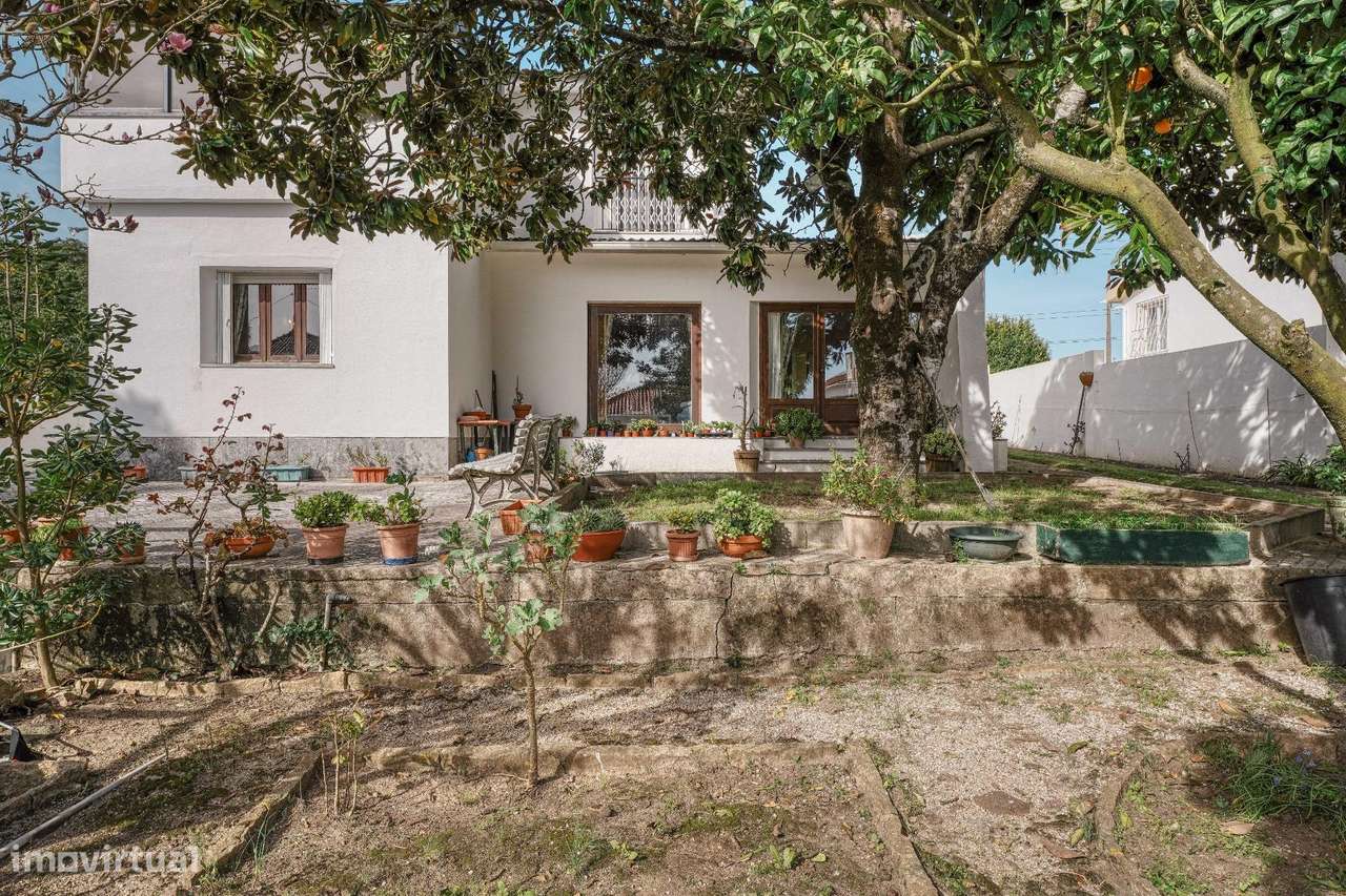 Moradia de Arquitectura Distinta dos Anos 70 com Grande Jardim a Sul - Grande imagem: 5/41