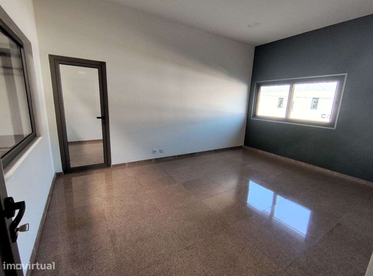 Armazém com 1596m2 em 2 pisos, Zona Industrial da Feiteira, Grijó - Grande imagem: 5/7