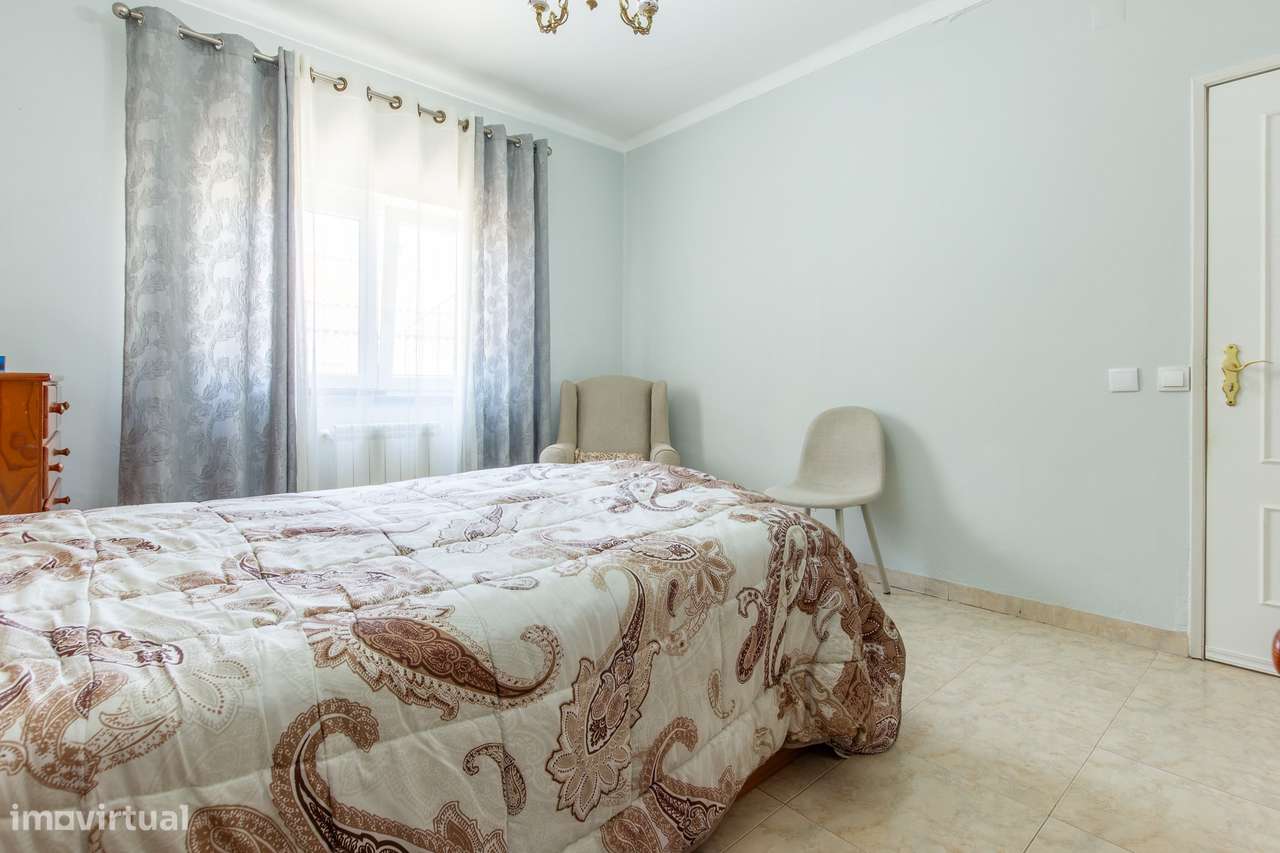 Moradia isolada Bi-Familiar T3 + 2 apartamentos T1 no piso superior-13