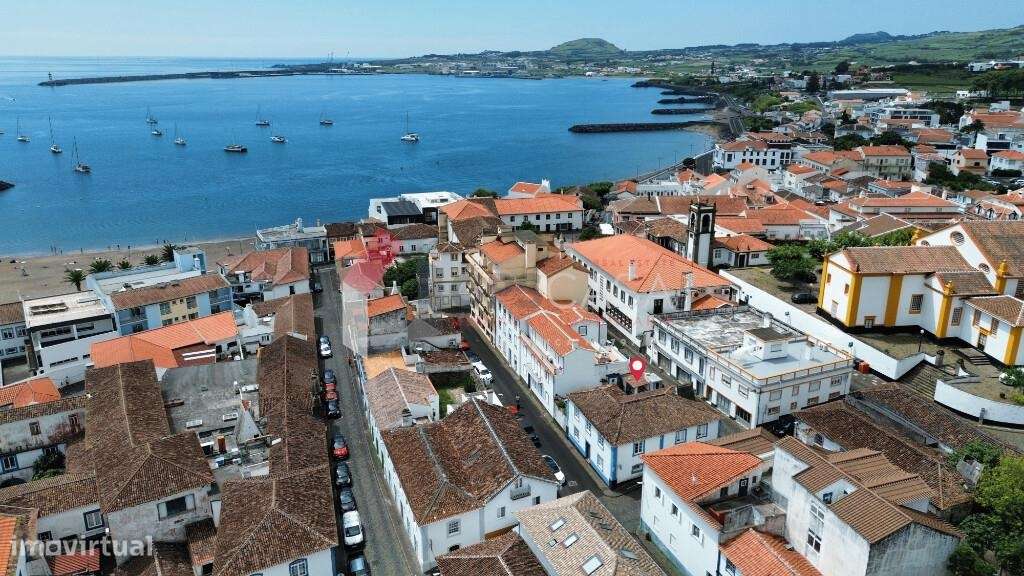 Moradia T4 com quintal, no coração da Praia da Vitória! - Grande imagem: 2/29