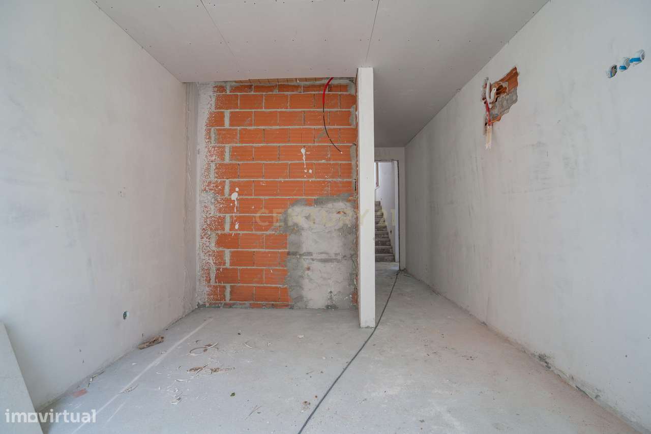 Moradia T3 com Piscina e Jardim em Salir do Porto-25