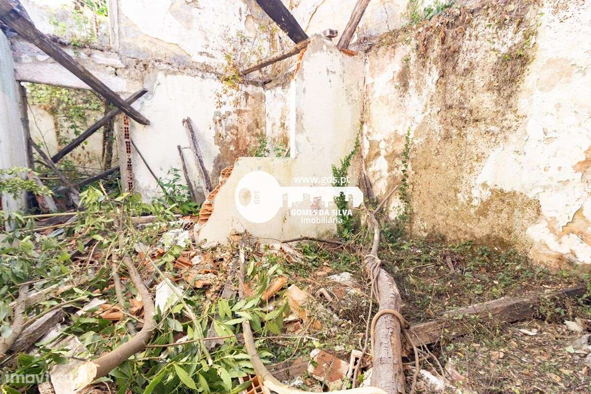 Moradia tri-familiar em ruína com afetação de comércio e habitação-5