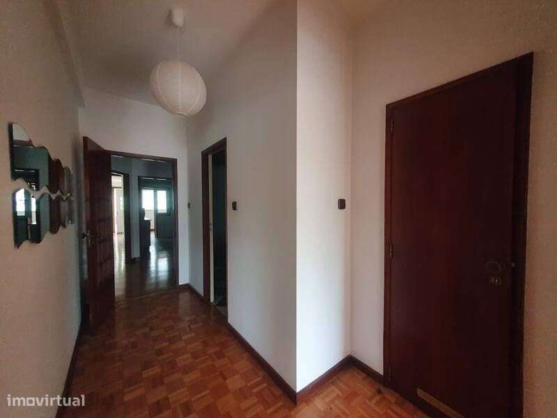 Apartamento T2 com 111 m2 no Porto-2