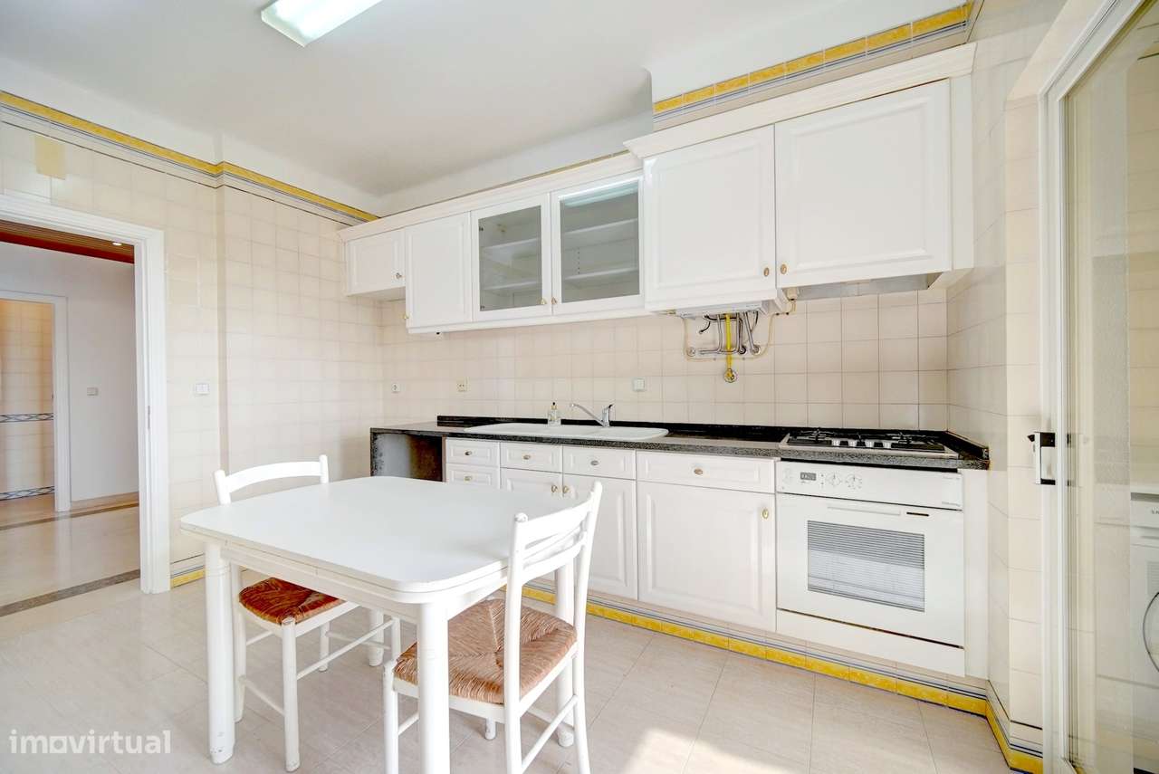 T2 com Vista Mar na Costa da Guia | Último Piso com Garagem Box Dupla-13