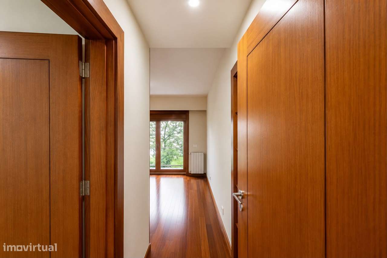Apartamento T5 com 4 casas de banho e garagem-21
