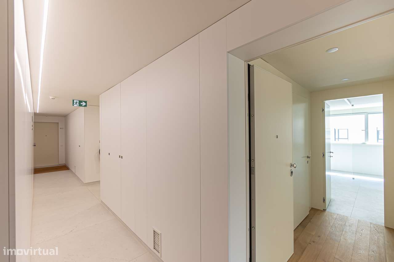 T3 Novo em Condomínio com Jardim, 3 Garagens, Permuta Possível-16