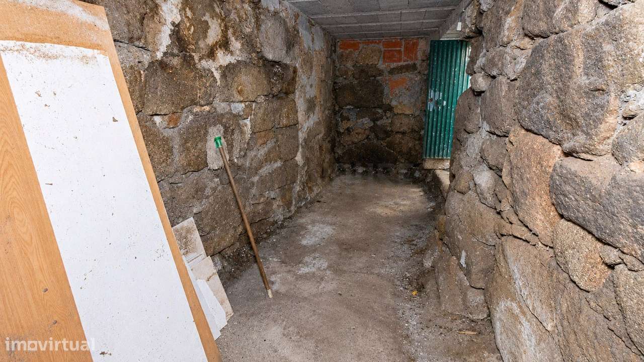 Moradia para Remodelar em Fragosela - Um Projeto com Potencial-12