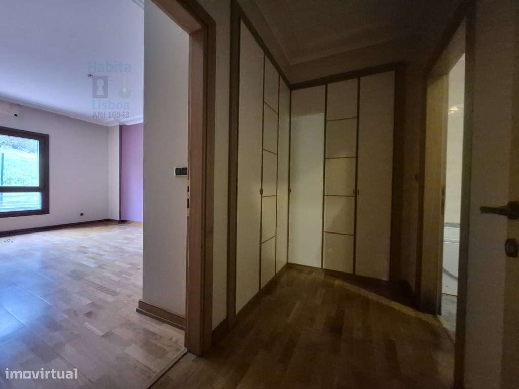 T2 de Luxo com Piscina e Vista: Exclusividade junto a Lisboa VFX-20