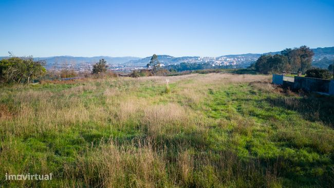 O terreno tem de área total de 5654.80m2