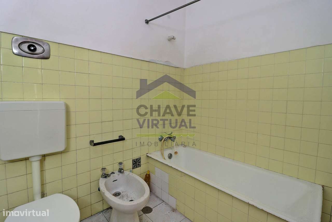 Moradia V4 com Quintal e Sõtão - Centro Bombarral-12