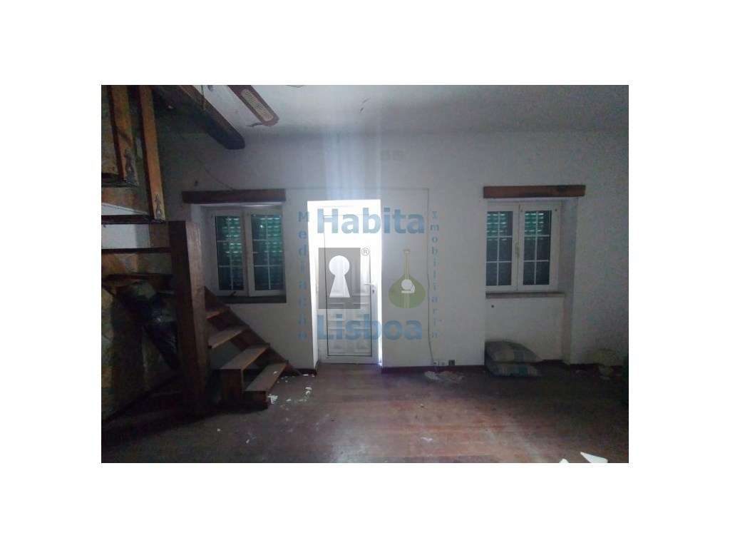 Moradia remodelada com terraço Junto à Baia do Seixal-12