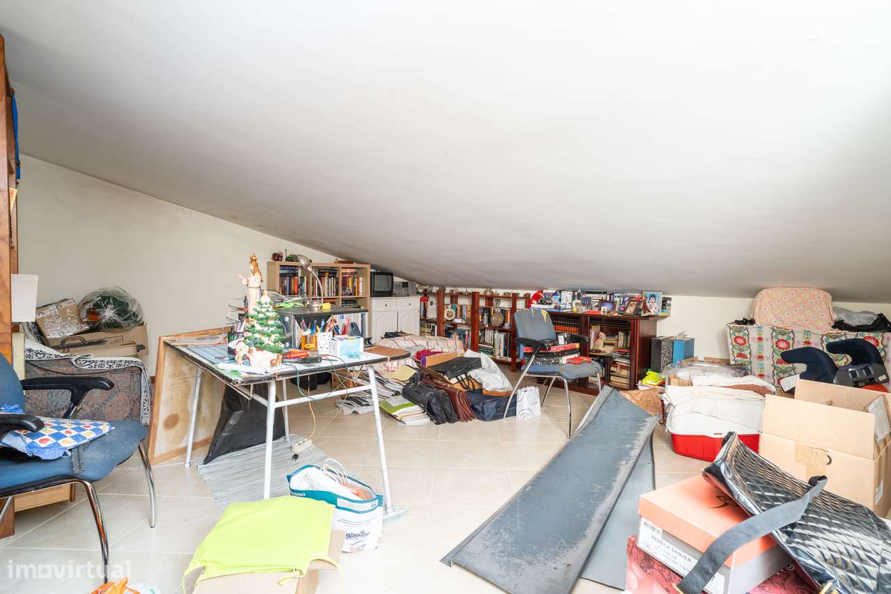 Moradia T4 com jardim, garagem e vistas urbanas-30