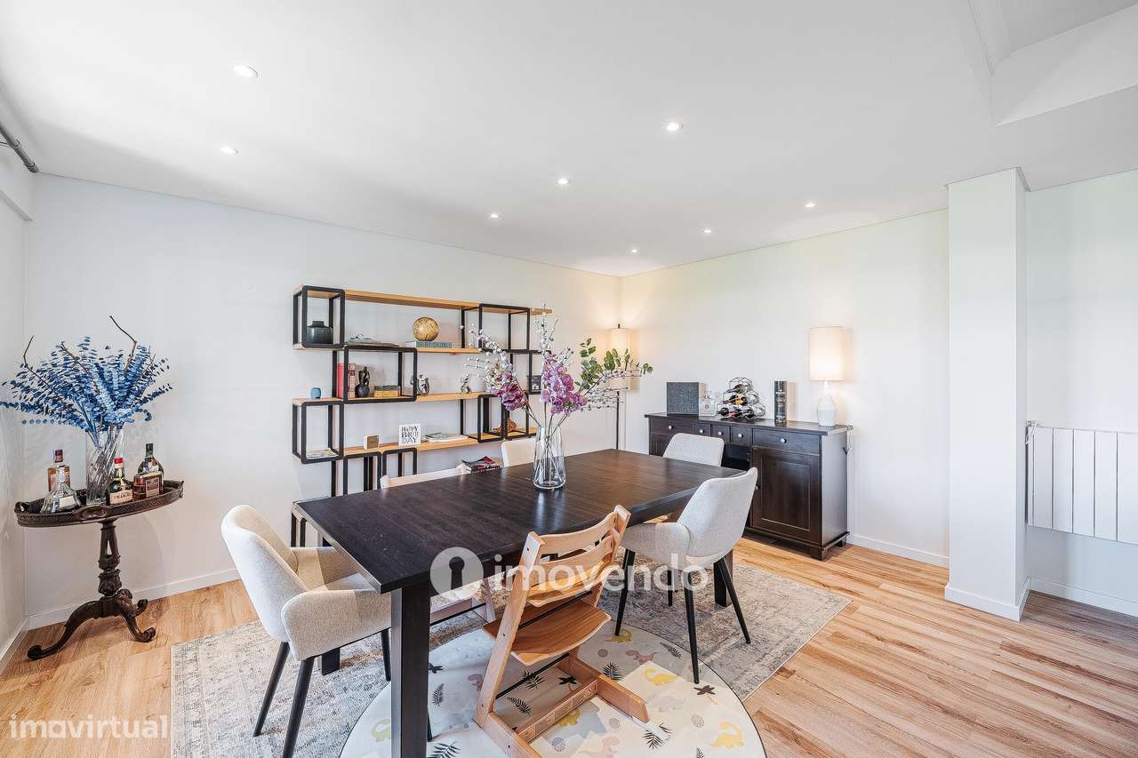Apartamento T3 com garagem, em condomínio com piscina, em Bicesse-8