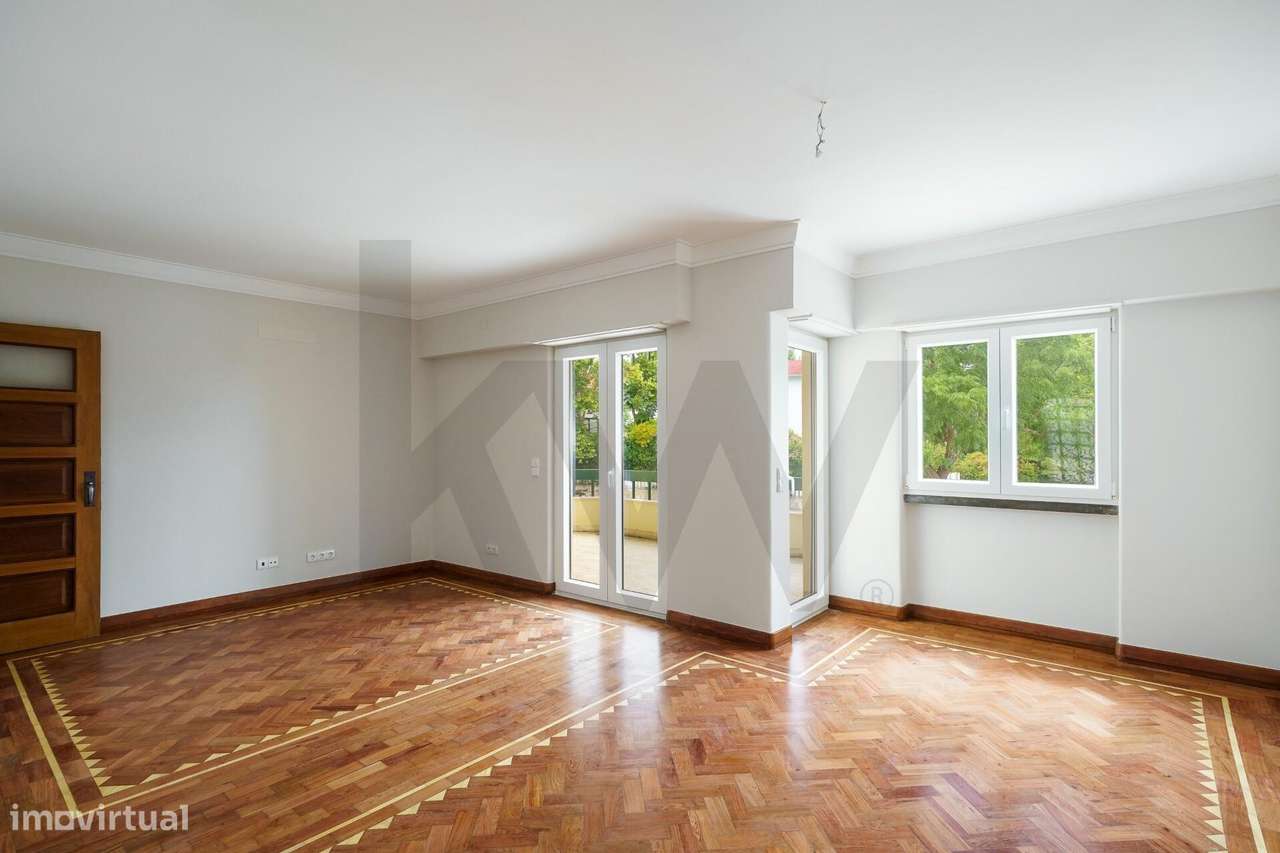 T3 Renovado com Varanda Ampla e Localização Premium - Grande imagem: 2/24