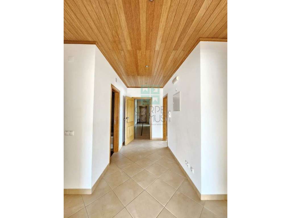 Espaçoso apartamento T3, com parqueamento, junto centro de Loulé, A...-50