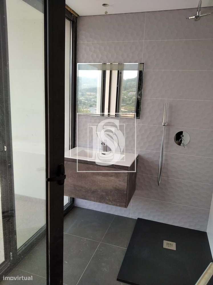 Moradia  T3 em Gaveto no Coração de Lamaçães.-11