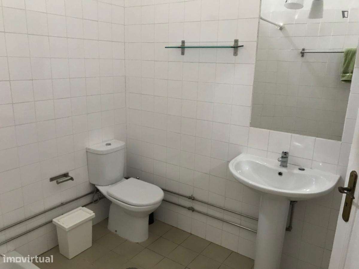 Quarto - localizado em Covilha - Grande imagem: 5/10