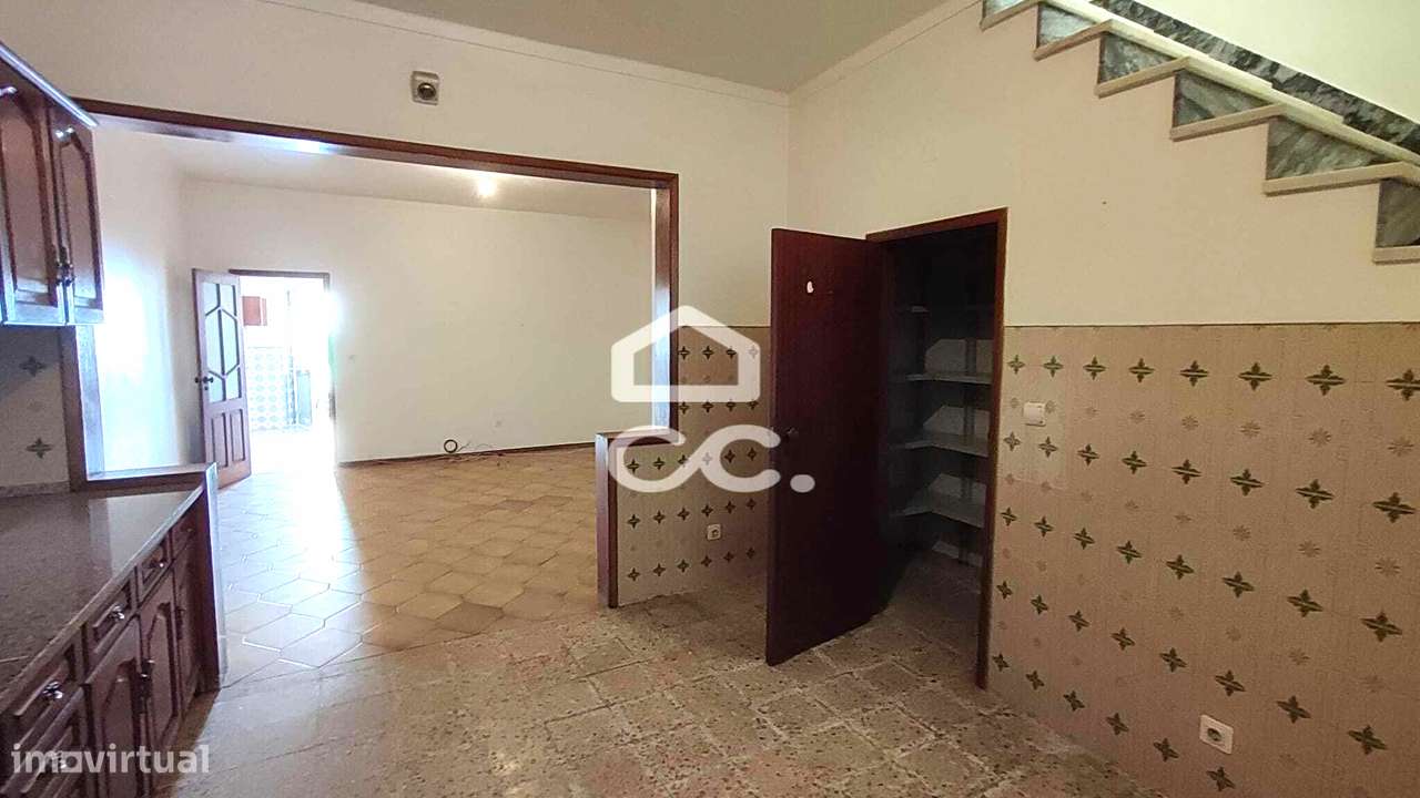 Excelente Moradia rés do chão e primeiro andar na simpática vila de Be - Grande imagem: 2/33