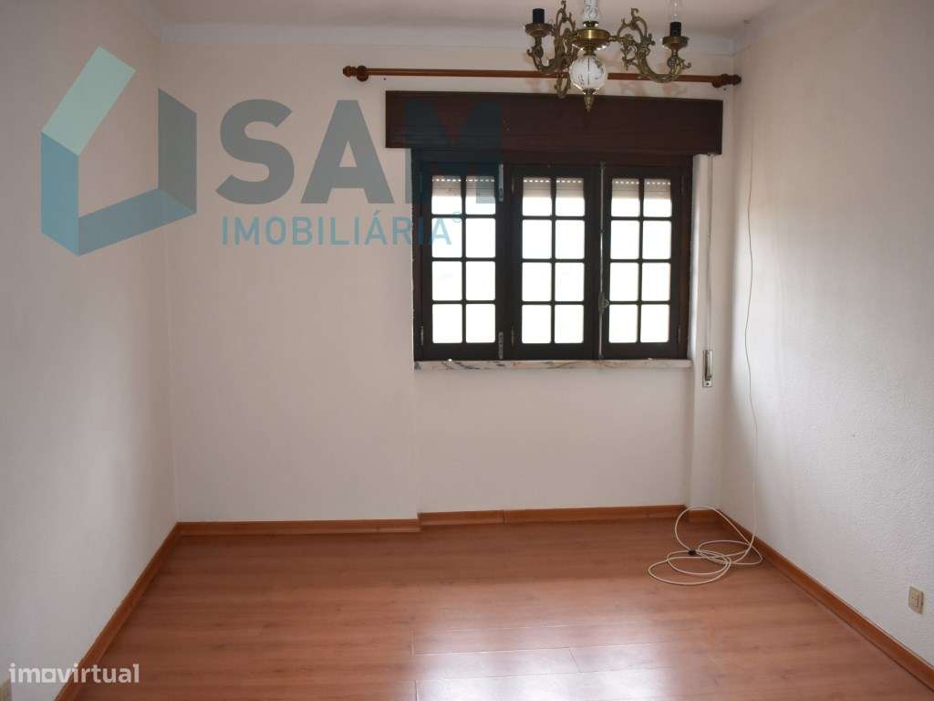 Moradia T4, localizada em Maxial-21