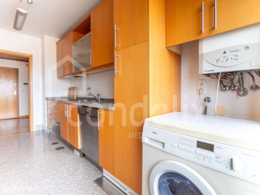 Excelente T2 perto do Arrábida Shopping para investidores-9