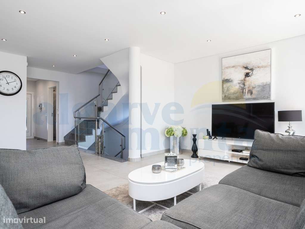 EXCLUSIVO! Moradia T3 Moderna com Piscina Privada no coração de Vil...-12