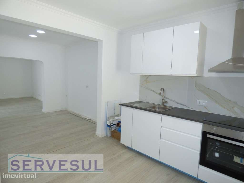 Moradia térrea geminada totalmente renovada, localizada a 1 km do c... - Grande imagem: 5/30