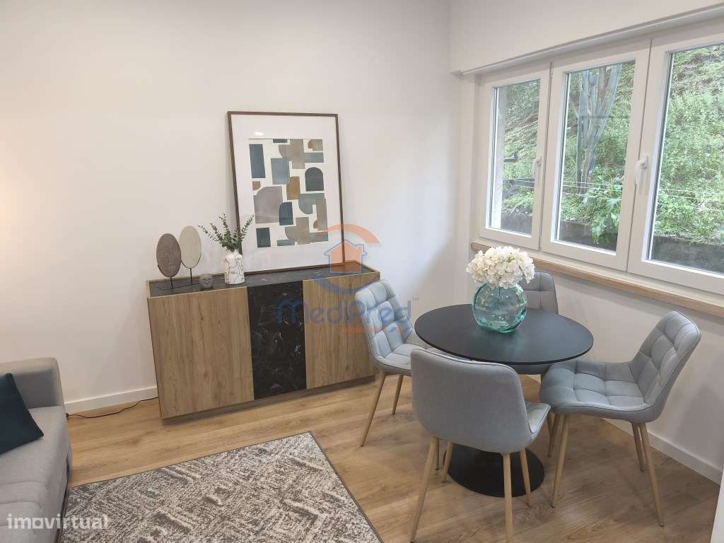 Apartamento T2 Totalmente Remodelado C Arrecadacao De 27 M2 Cent