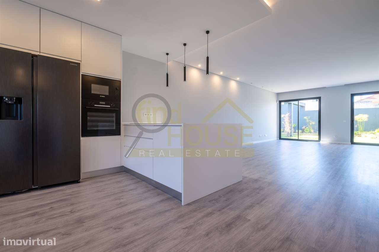 Moradia geminada T3 em Bicesse-8