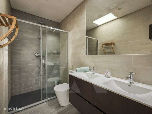 Moradia T4 de arquitetura moderna localizada em Aradas-18