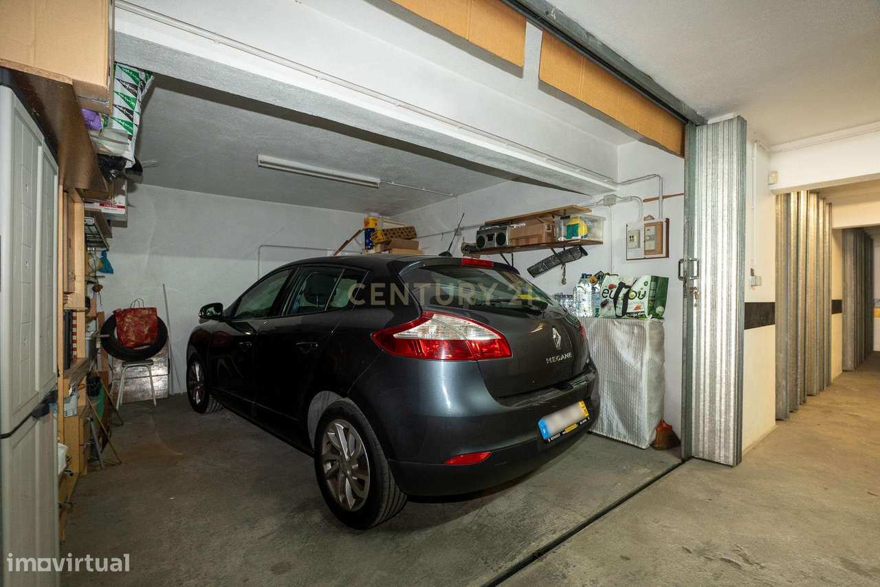 Apartamento de tipologia T2, com box e varandas, localizado em Rio de-30