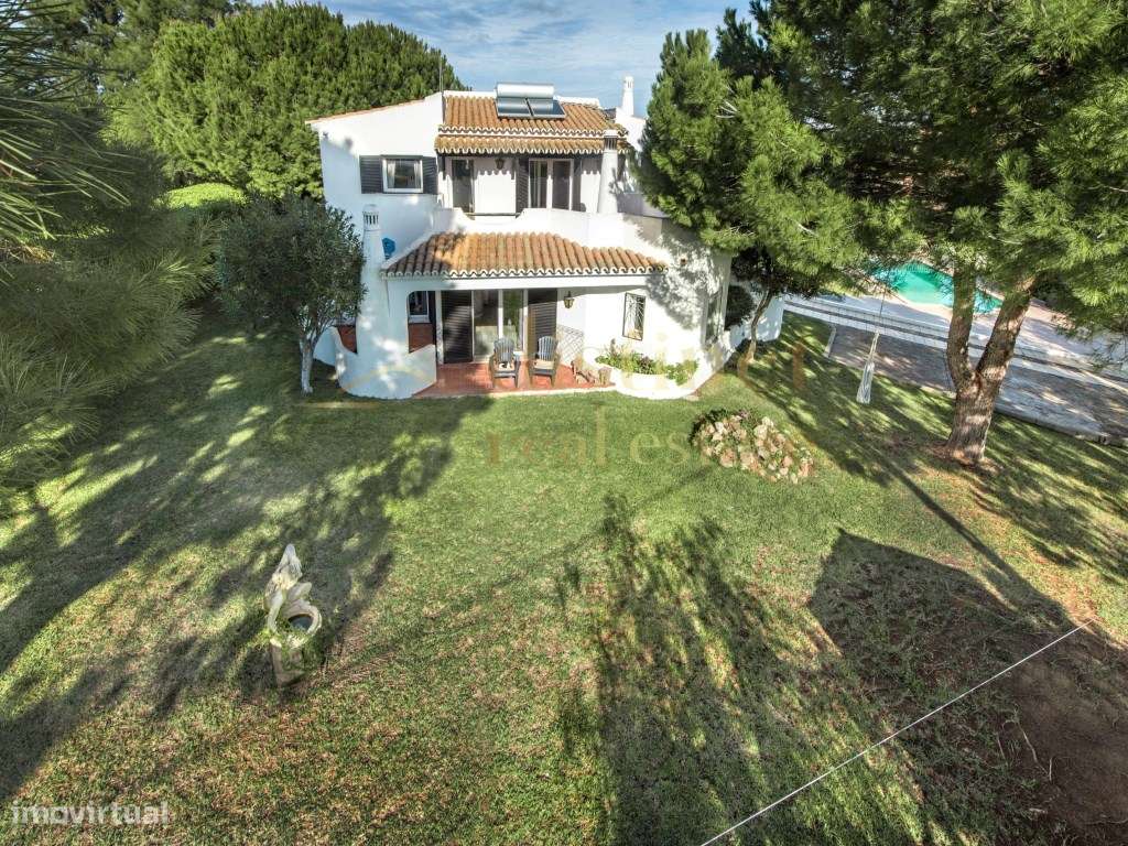 Moradia espaçosa com 4 quartos, piscina e amplo terreno perto da Es... - Grande imagem: 4/47