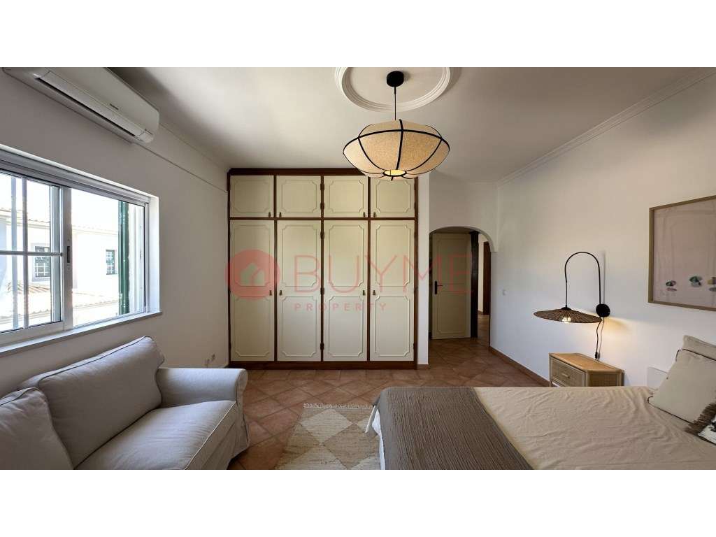 Moradia V4 Exclusiva com Piscina, Jacuzzi e Amplos Jardins em Almancil-29