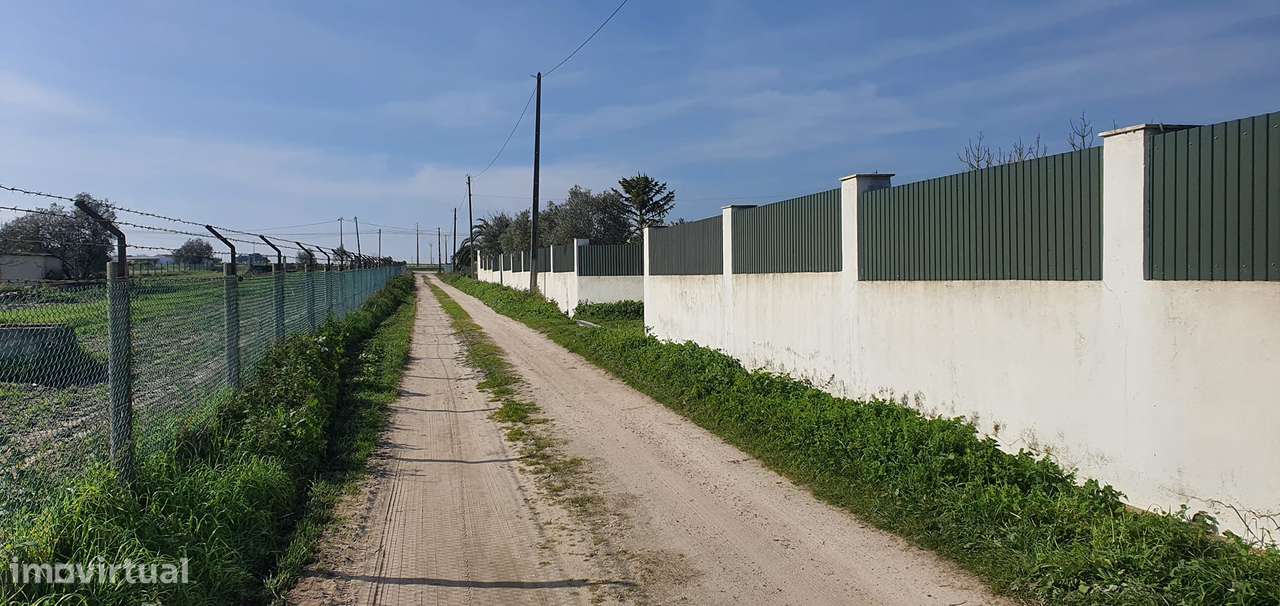 Lindíssima Moradia em Madeira inserida num terreno de 540m2 garagem-35