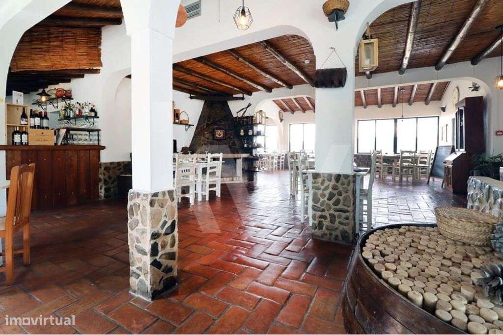 Restaurante com 3 pisos, várias dependências e anexos em Querença - Grande imagem: 5/38