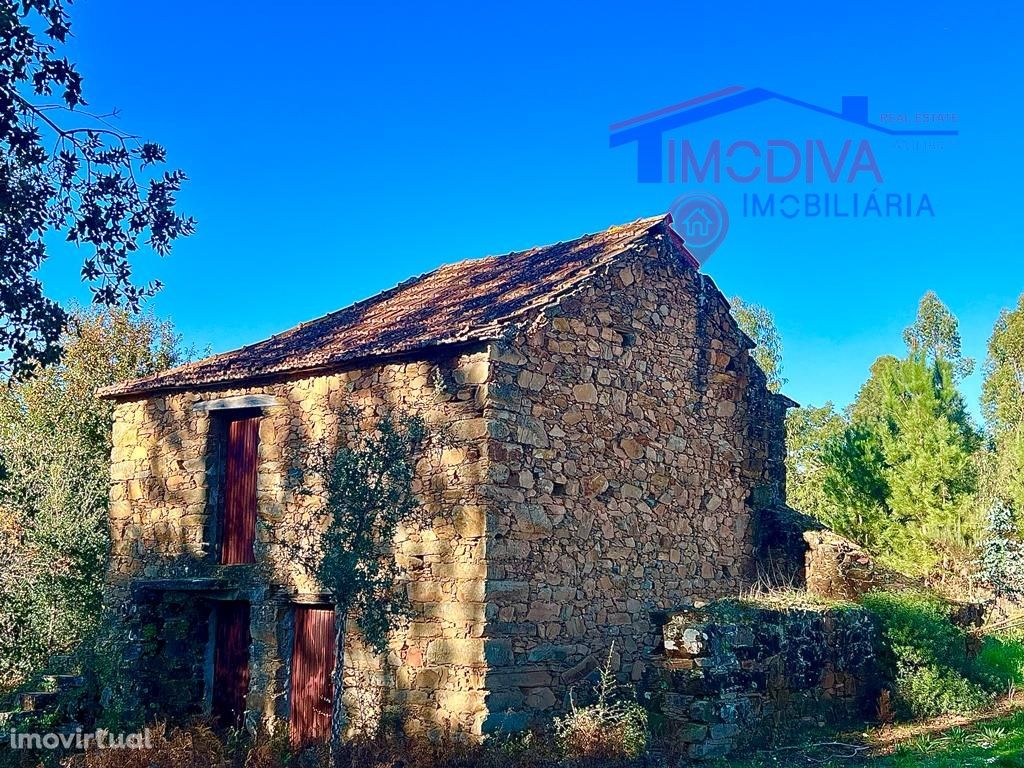 Casa de pedra com vista para o rio, em Pedrógão Grande