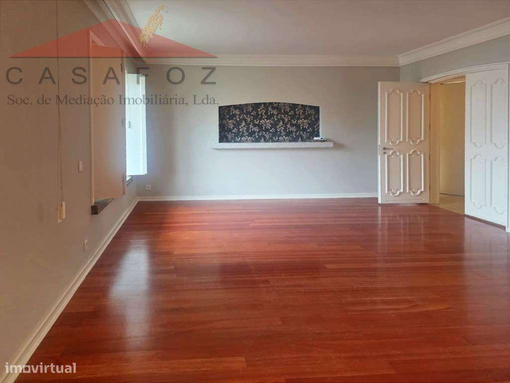 Constituição - Moradia T5 renovada de três frentes - Grande imagem: 4/41