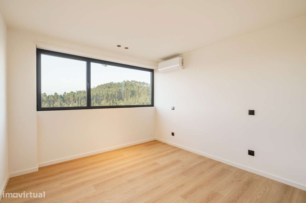 Apartamento T3 Novo com Vistas & Varanda-36