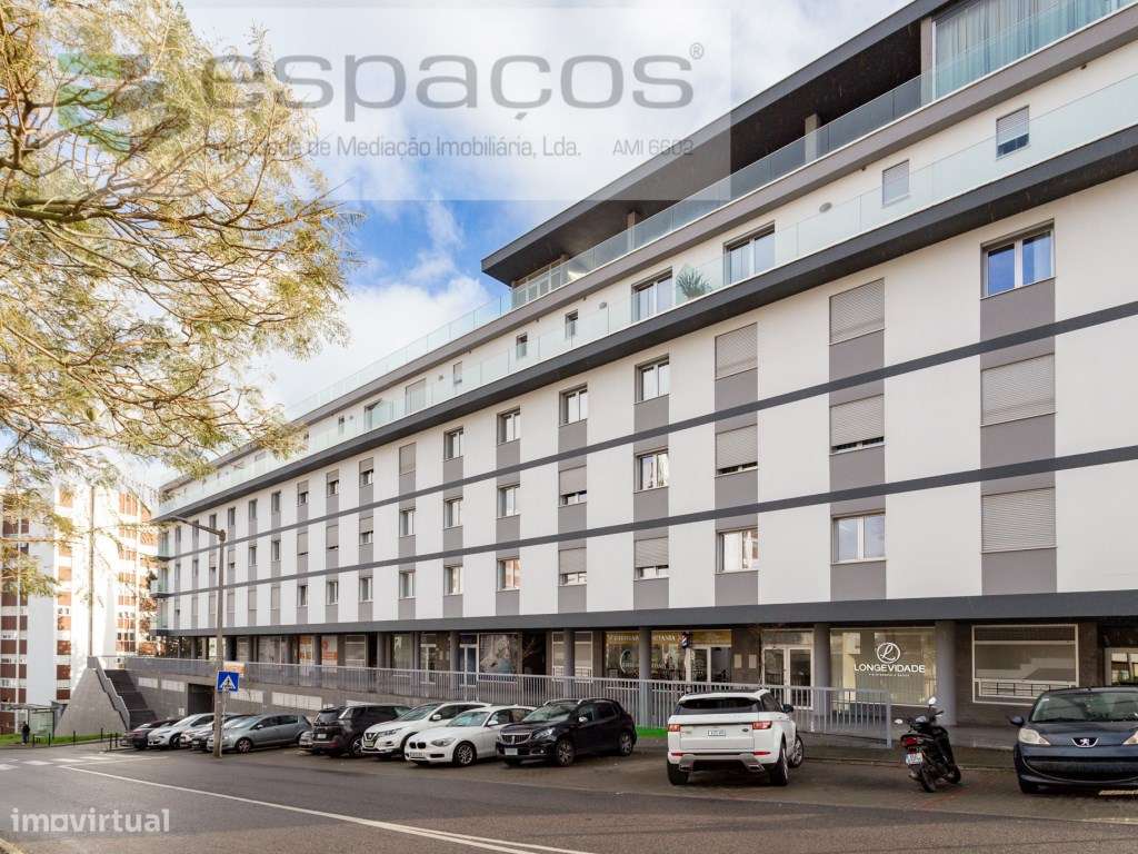 T3 com Terraço amplo e orientação solar a sul e vista desafogada.-41