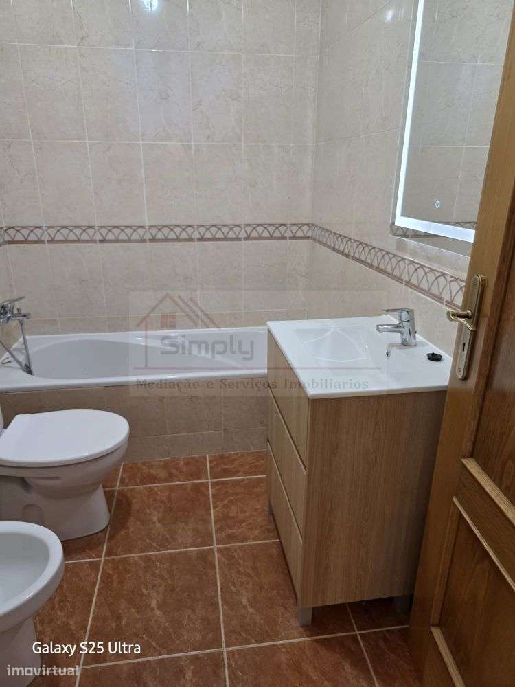 Moradia T4 com piscina e 900 m² de terreno na Quinta da Serralheira,-44