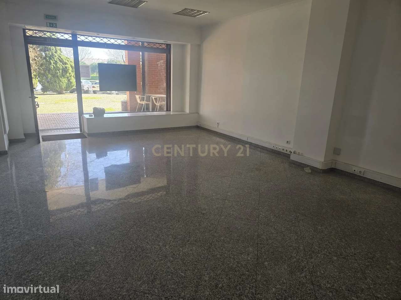 Espaço Comercial em Almada com Excelente Localização - Grande imagem: 2/5