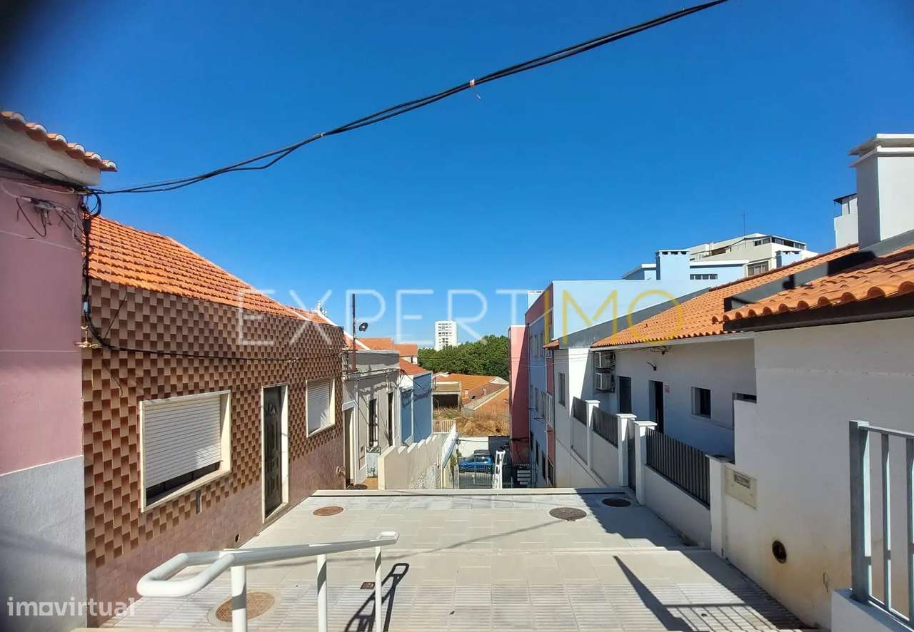 Moradia T2 com Quintal em Bairro Histórico e Perto da Praia - Grande imagem: 2/14