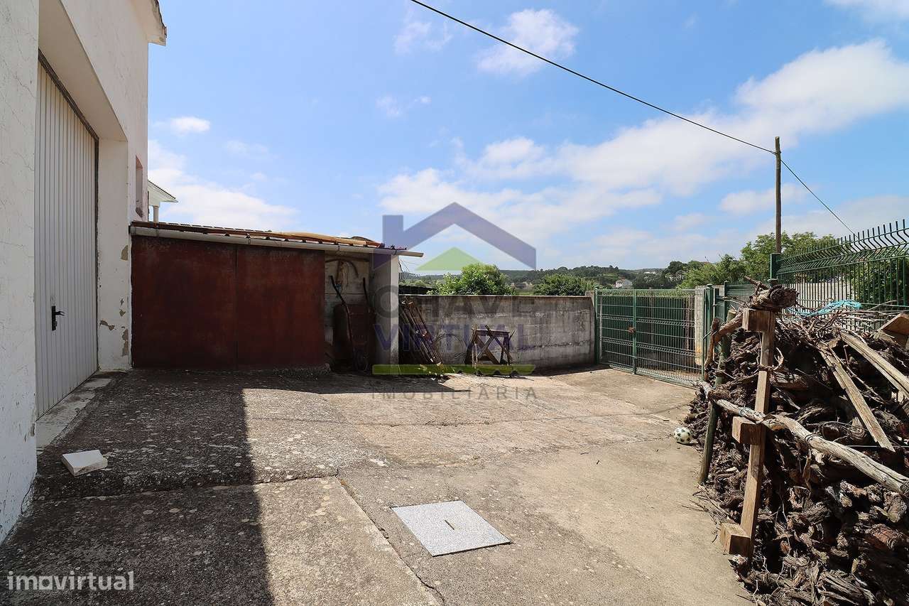 Moradia V2 com 2 Garagens e Quintal - Famões, Bombarral-41