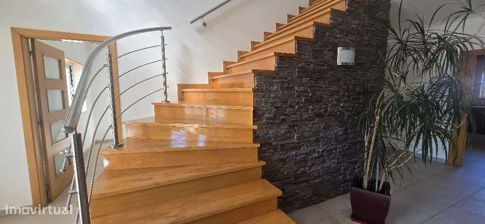 Moradia T5 com 4 Suítes, Piscina e Garagem em Zona Tranquila de Lagos - Grande imagem: 4/19