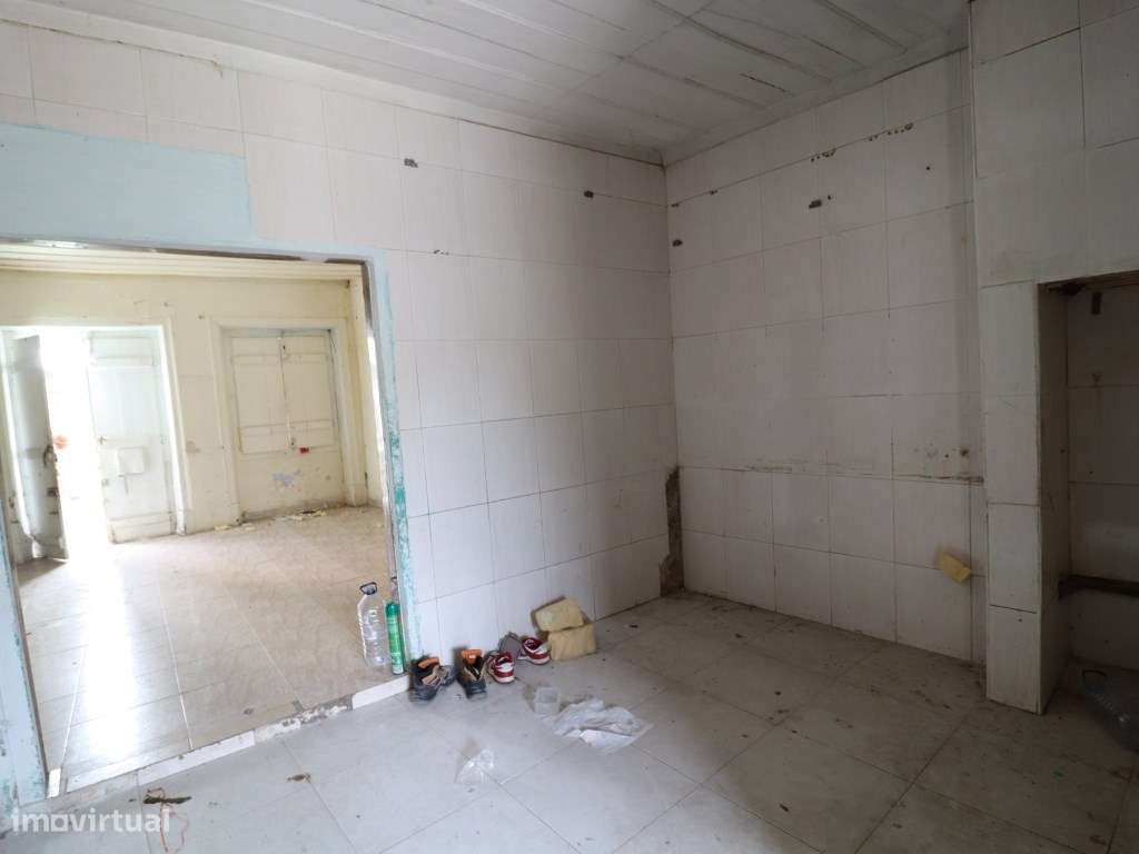 Duas moradias geminadas à venda na rua Miguel Bombarda, Barreiro-8